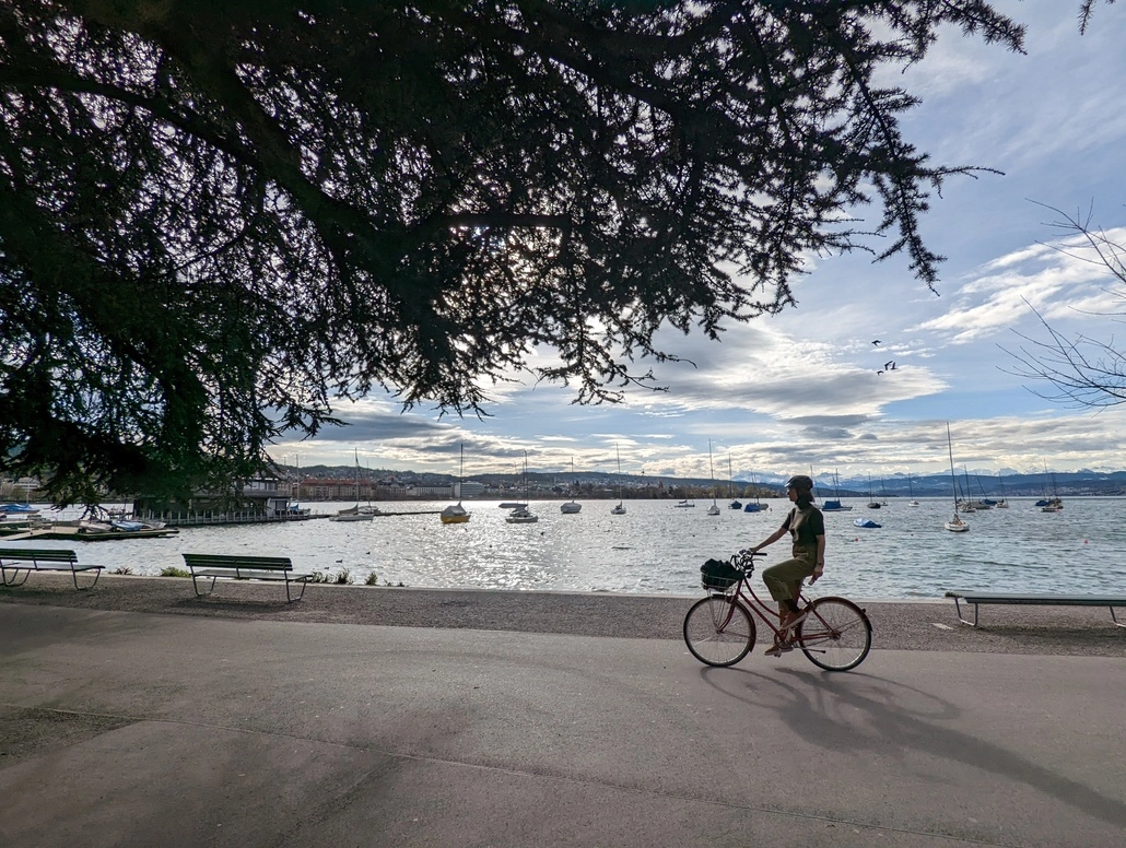 Ciclista junto al Lago Zúrich. Foto de Javier Agustí