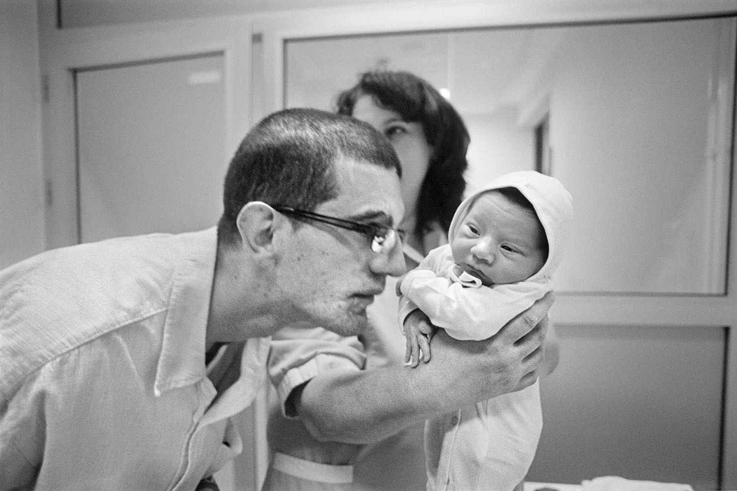 Adis Smajic mira a su primer hijo recién nacido Alen en 2013. © Gervasio Sánchez