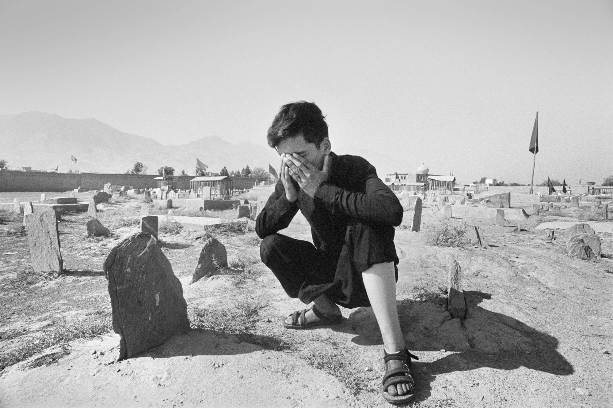 Medy Ewaz Ali reza ante la tumba de su madre en Kabul. © Gervasio Sánchez