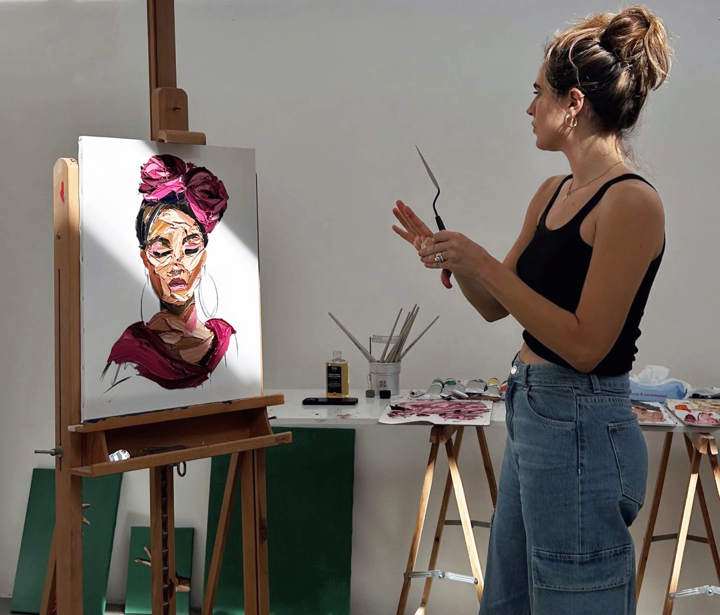 Artista pintando un cuadro