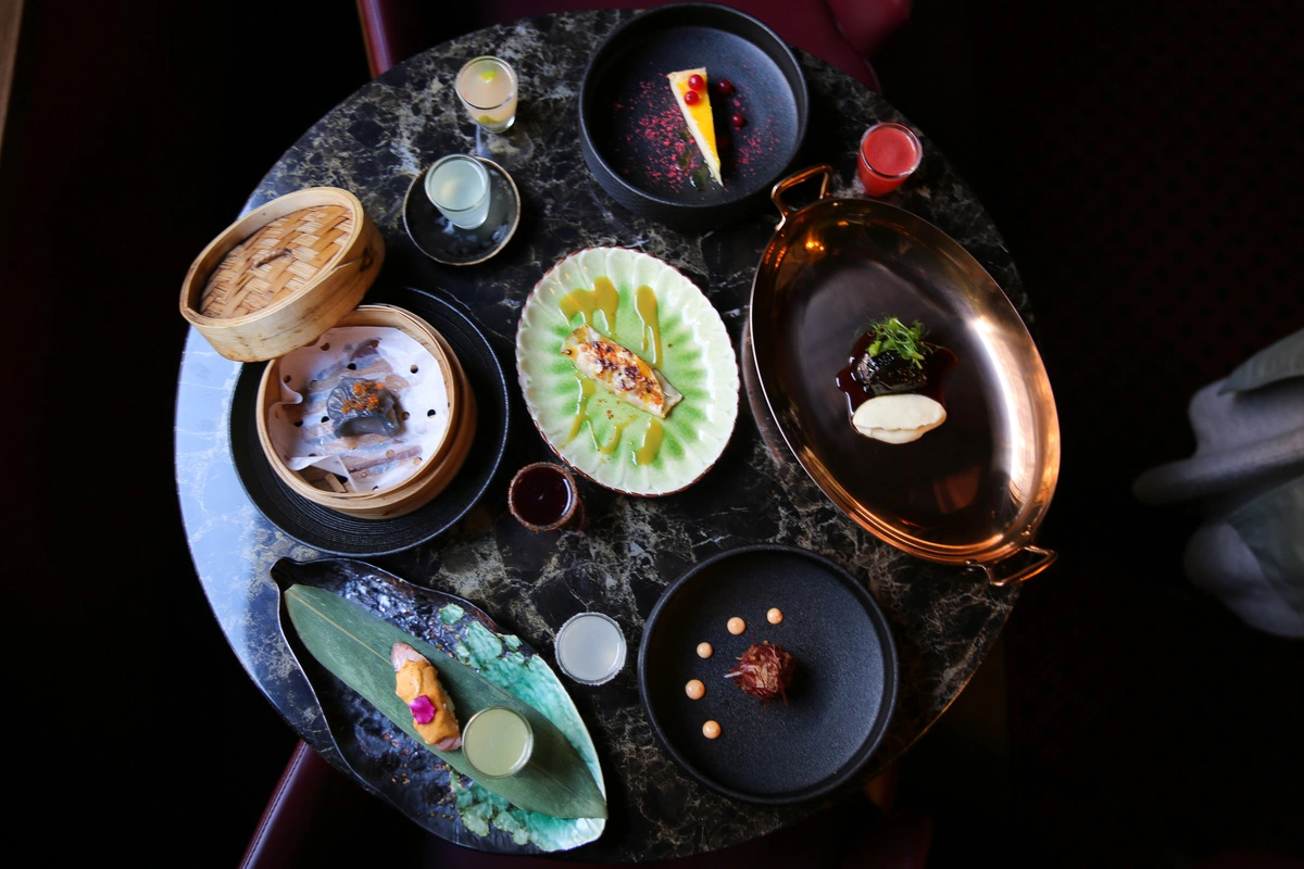 Mesa con platos sofisticados de gastronomia asiática