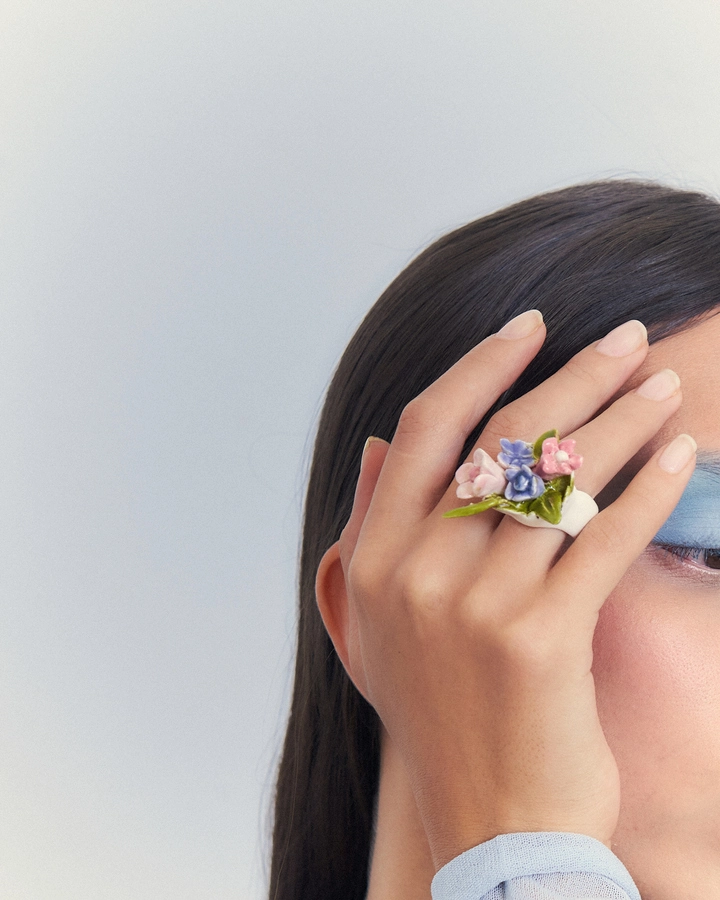 Una mujer con un anillo de flores grandes de la nueva colección de joyería artesana de Julieta Álvarez