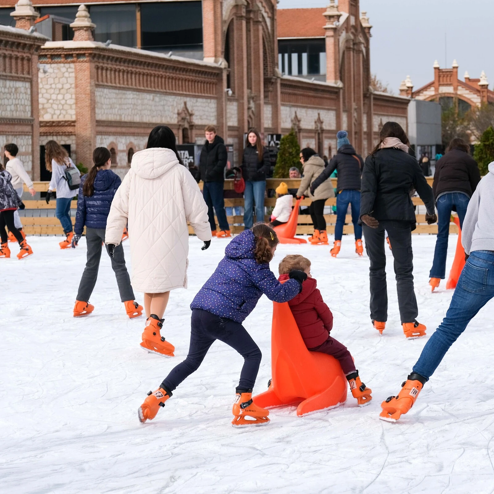 Matadero Madrid reabre por Navidad su pista de hielo al aire libre