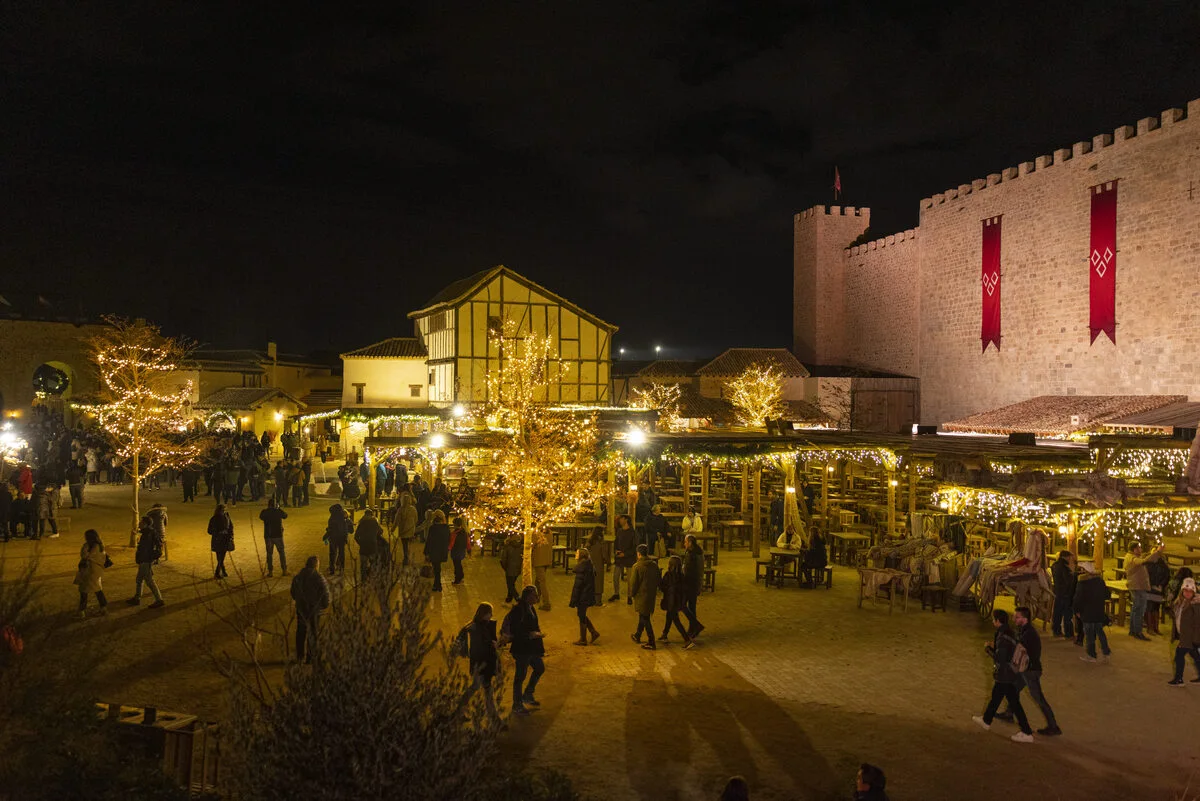 Mercadillo navideño en un entorno de época del plan navideño en Toledo en el parque Puy du Fou