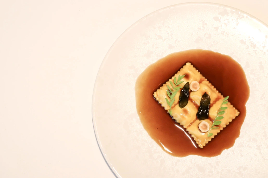 Raviolis du Dauphiné para el menú sake en Le Bistroman