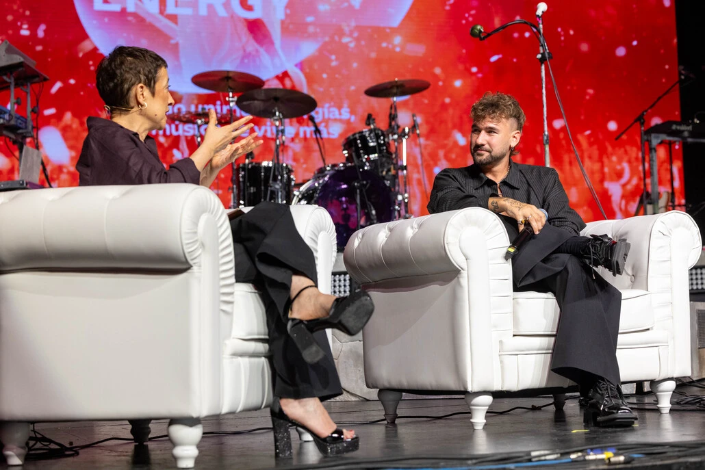 Dani Fernández y María Guerra hablando sobre el documental 'Todo Cambia'