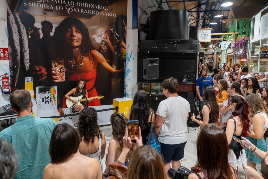 Actuación de Maren con Royal Bliss en el Mercado de Vallehermoso