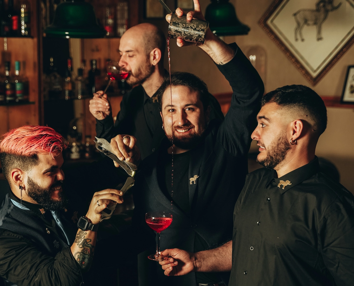 cuatro personas del equipo de bartender de coctelería de autor tranquila en madrid