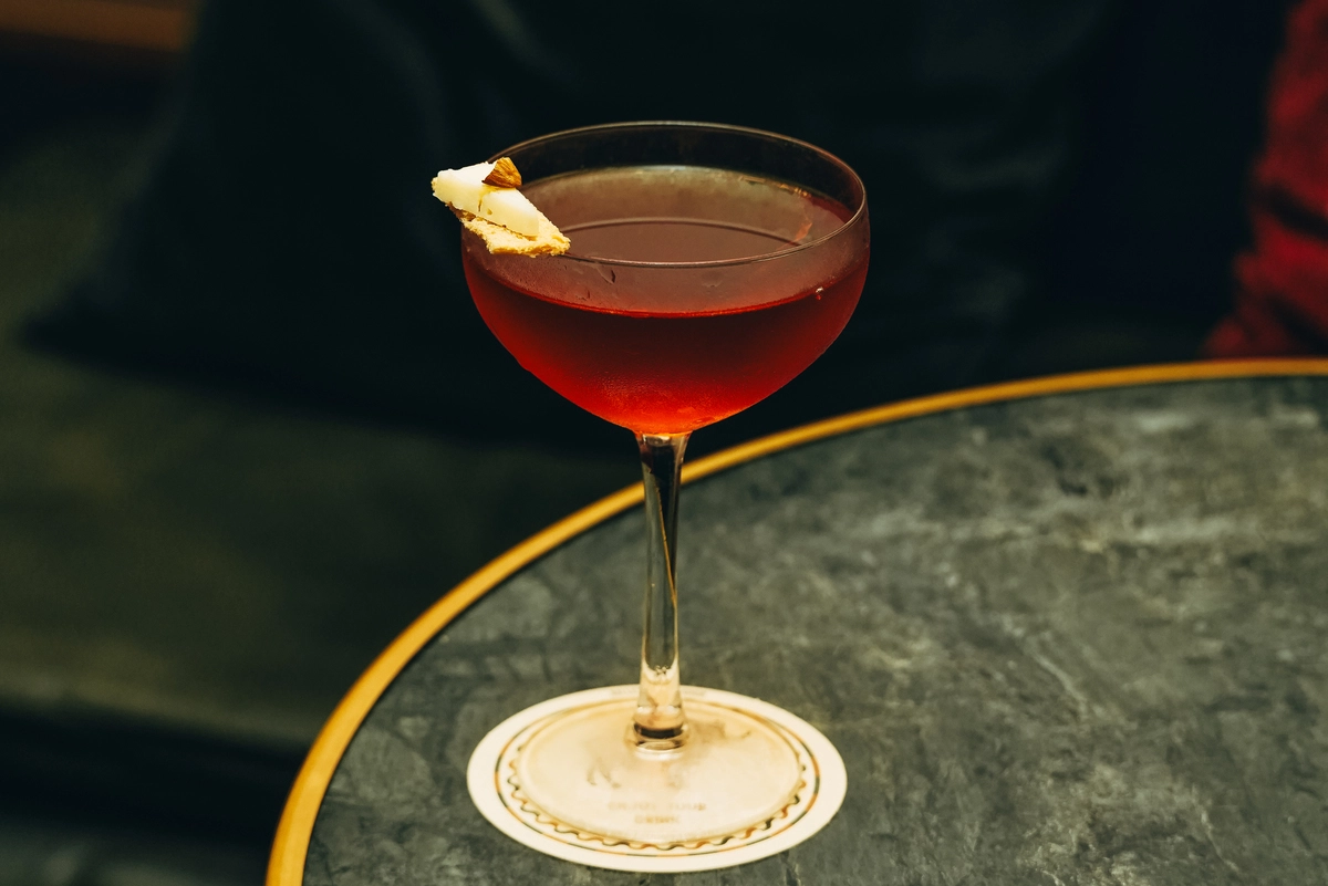 coctel elegante en cocteleria de autor tranquila en madrid