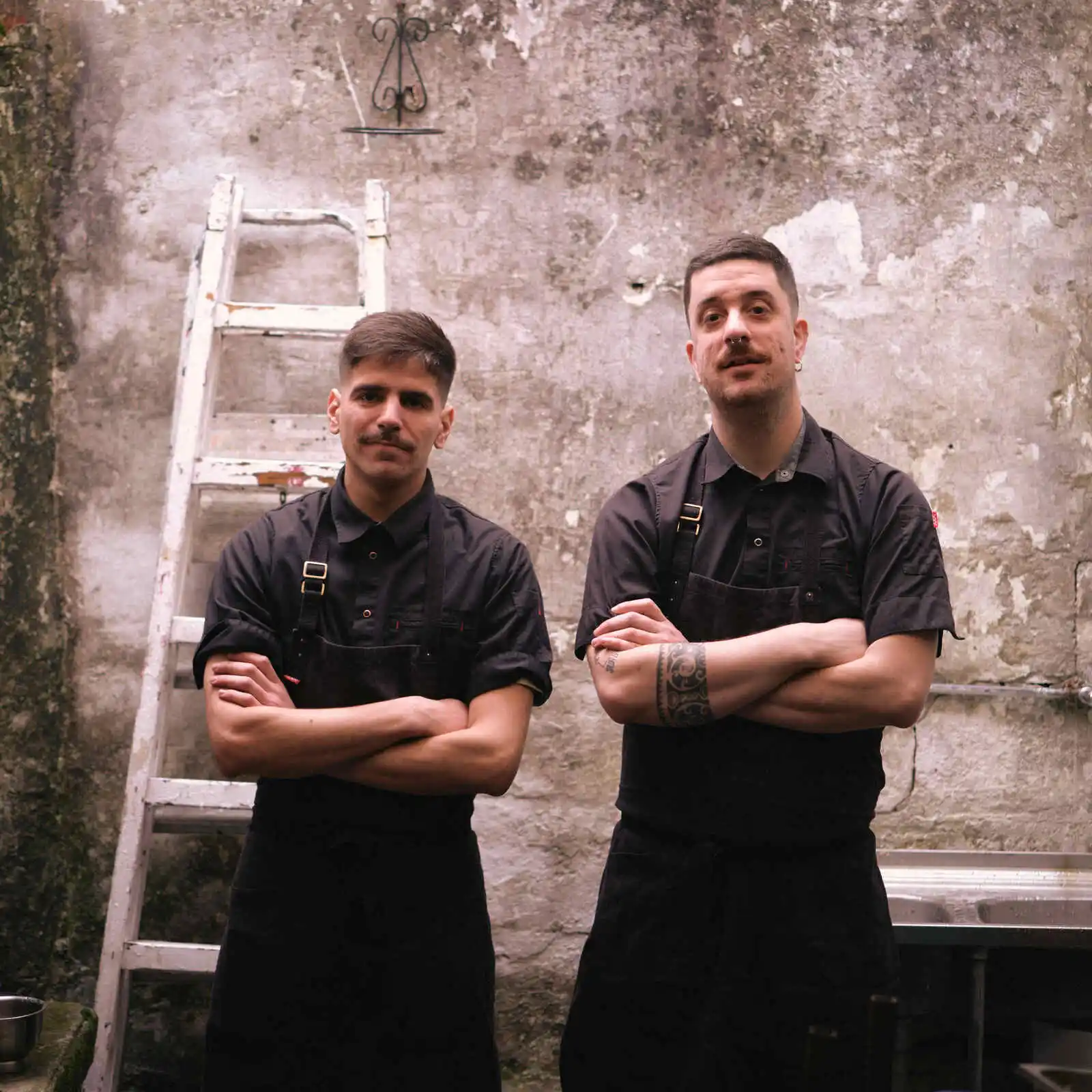 Dueños de Masta Taberna. Dónde comer y dormir en zarauz