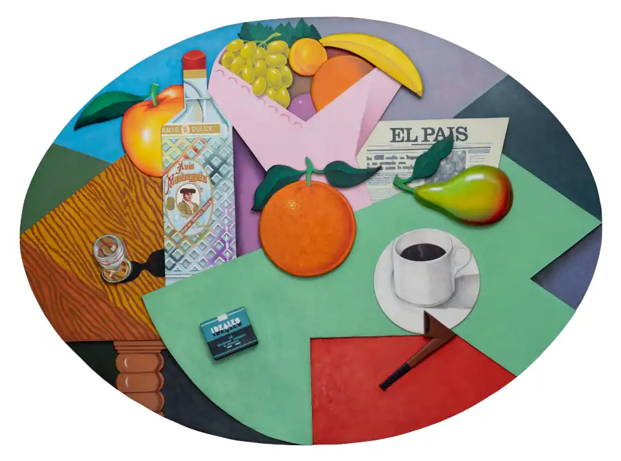 Bodegón del anís Machaquito, 1985. Óleo sobre madera, 90 x 122,4 cm. Colección particular. Foto María Meseguer© Alfredo Alcain, VEGAP, Madrid 2025 