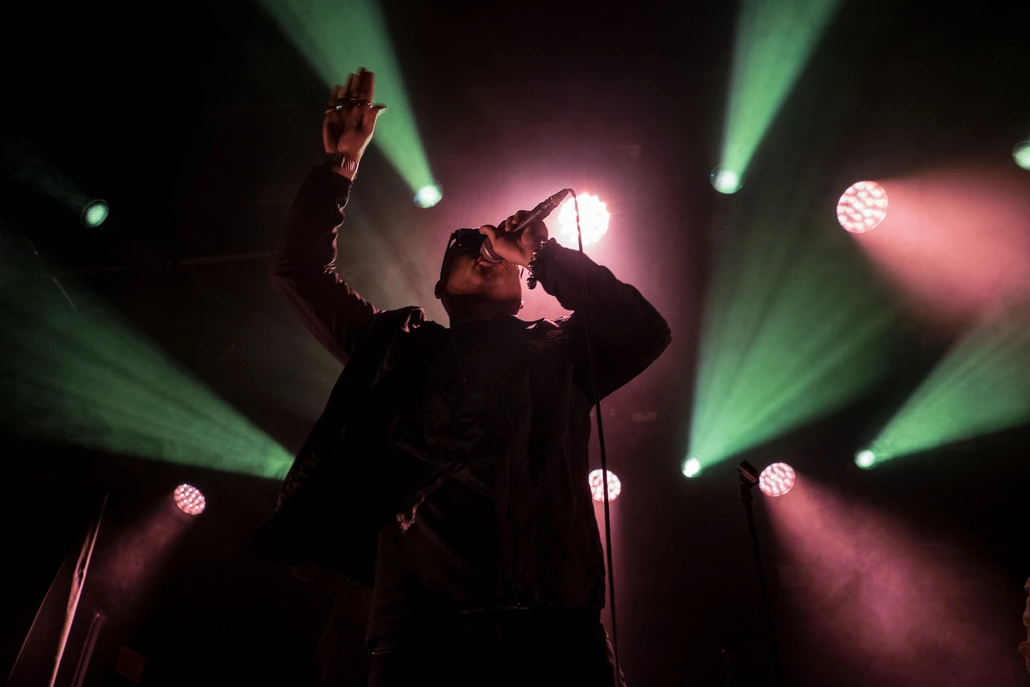 Bnann, vocalista invitado en el concierto de Rinôçérôse en Madrid