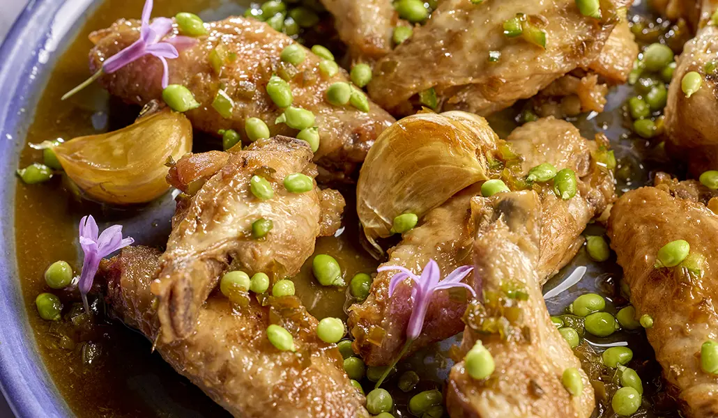 Alitas de pollo de corral con escabeche de vermut