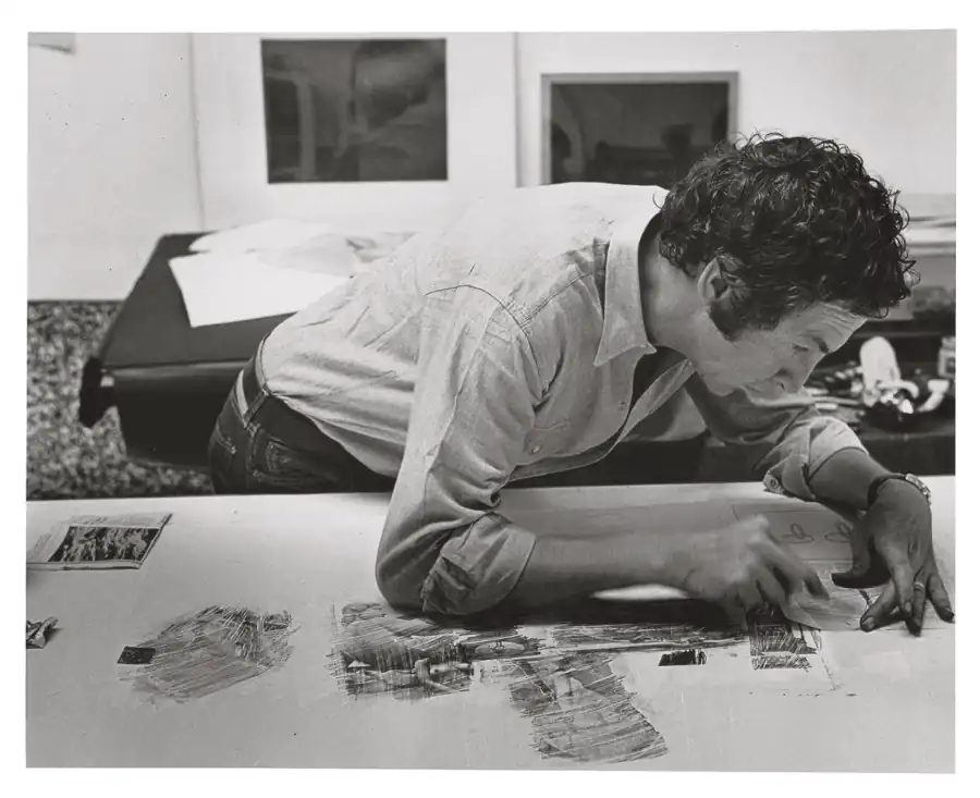 Robert Rauschenberg trabajando en su estudio de Lafayette Street, Nueva York, 1968. Foto Shunk-Kender. Getty Research Institute, Los Ángeles. Donación de la Roy Lichtenstein Foundation en memoria de Harry Shunk y János Kender © J. Paul Getty Trust