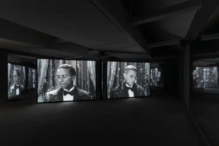 Installation view, Isaac Julien, Once Again... (Statues Never Die), Galerie Ron Mandos, Ámsterdam.  Foto_ Jonathan de Waart