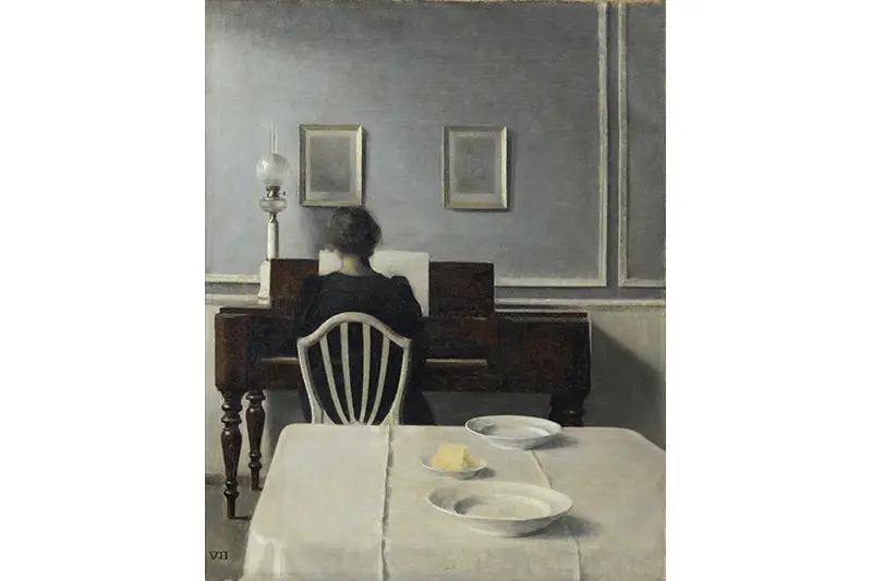 Vilhelm Hammershøi. Interior con mujer al piano, Strandgade 30, 1901 Óleo sobre lienzo, 55,9 × 45,1 cm. Colección privada. Foto: © Bruno Lopes