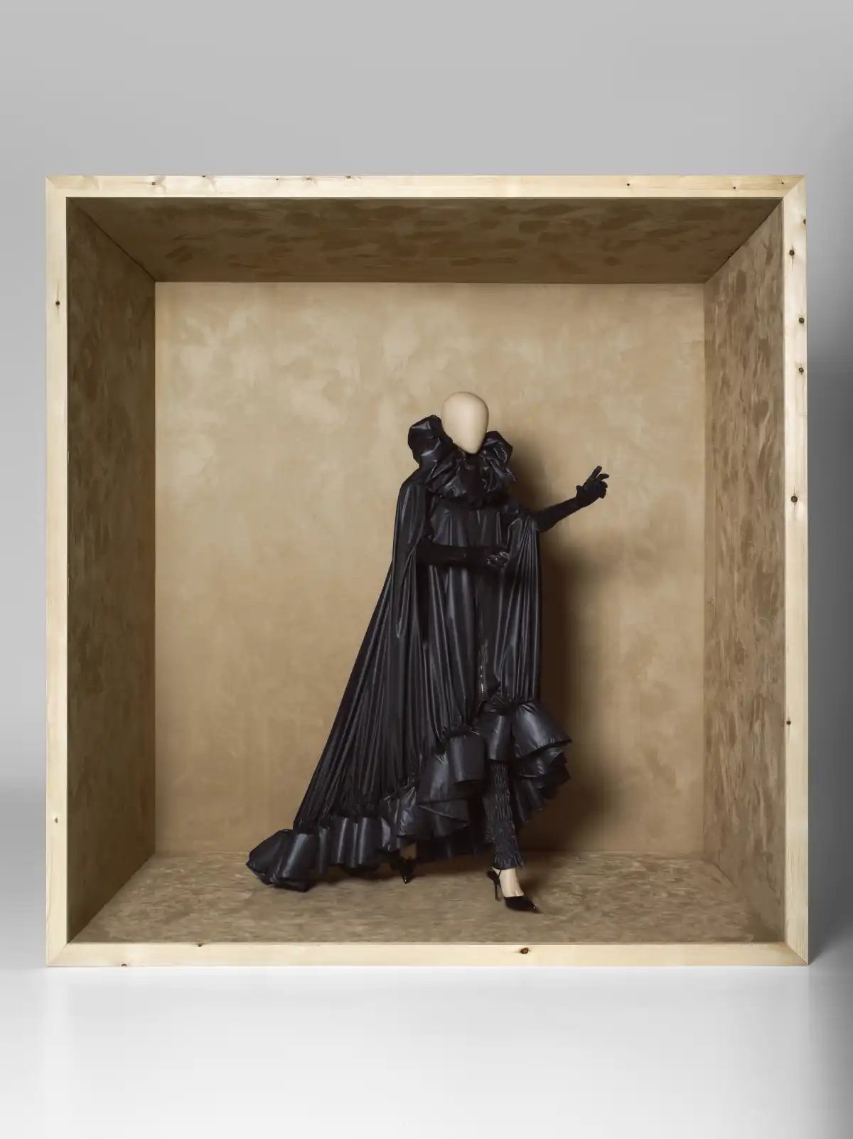 Colección otoño-invierno 2018: “Fear”. Gran capa abullonada en cuello y bajo con volante alrededor, realizada en tejido técnico negro. © Foto: Jesús Madriñán