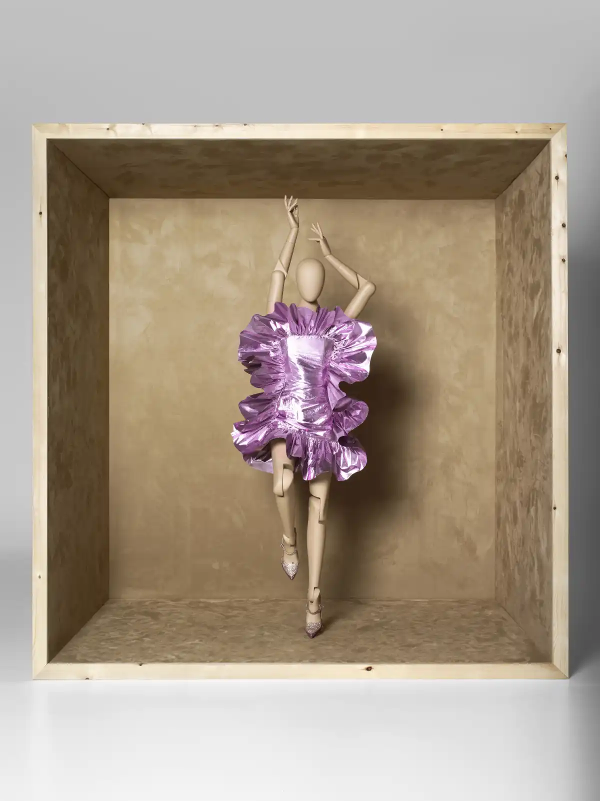 Ganadora del Premio Nacional de Diseño de Moda 2020 y Medalla de Oro al Mérito en las Bellas Artes 2021, es todo un referente en la moda contemporánea en España.