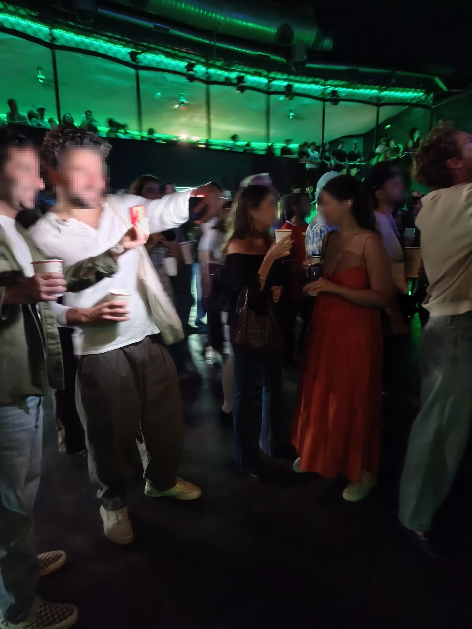 Público a su bola en pleno concierto de Mac DeMarco en Madrid