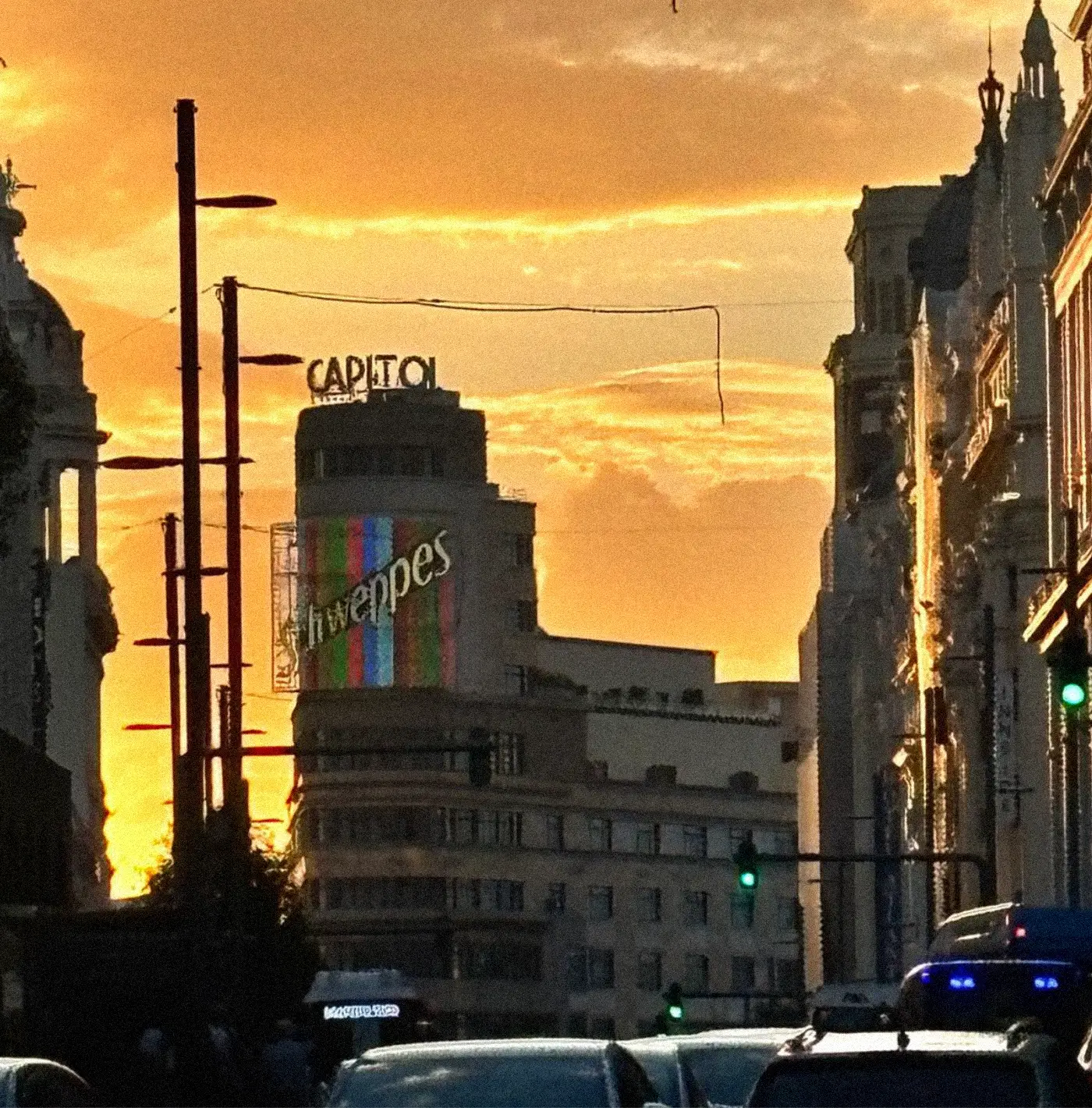 Vista del néon de Schweppes desde la Gran Vía, Madrid